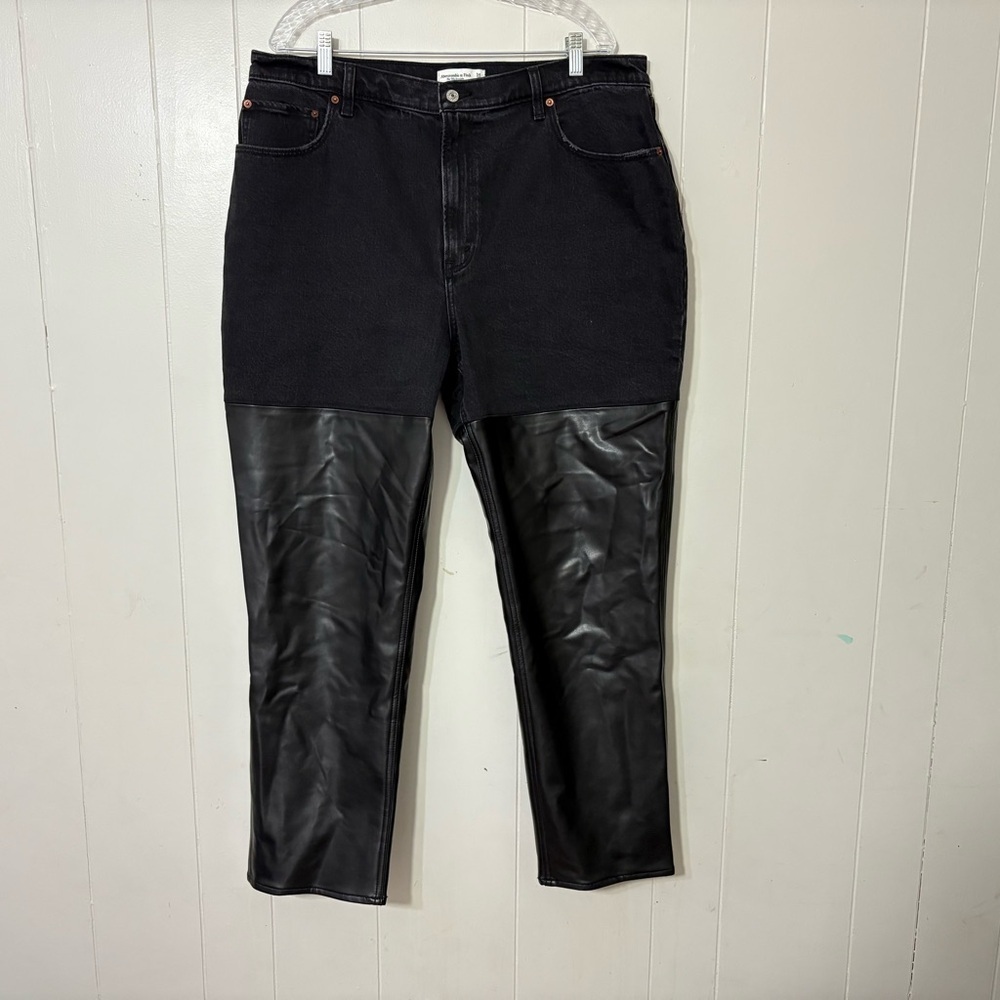 Abercrombie & Fitch The 90’s Straight Ultra High Rise Jeans Black Leather 34/18 - Picture 3 of 9